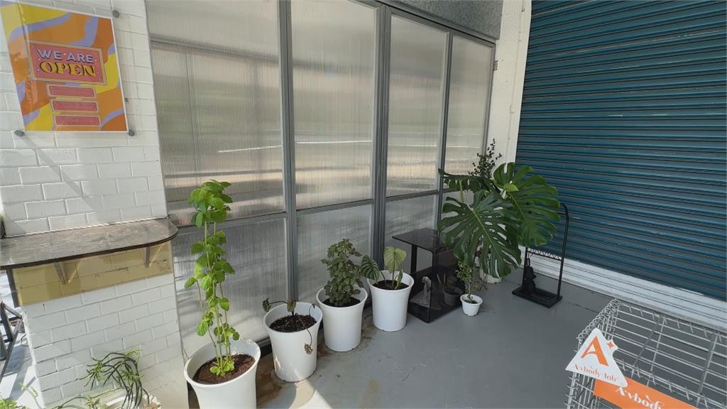 三角窗涼麵店占用騎樓　強裝鐵框門挨轟有礙交安