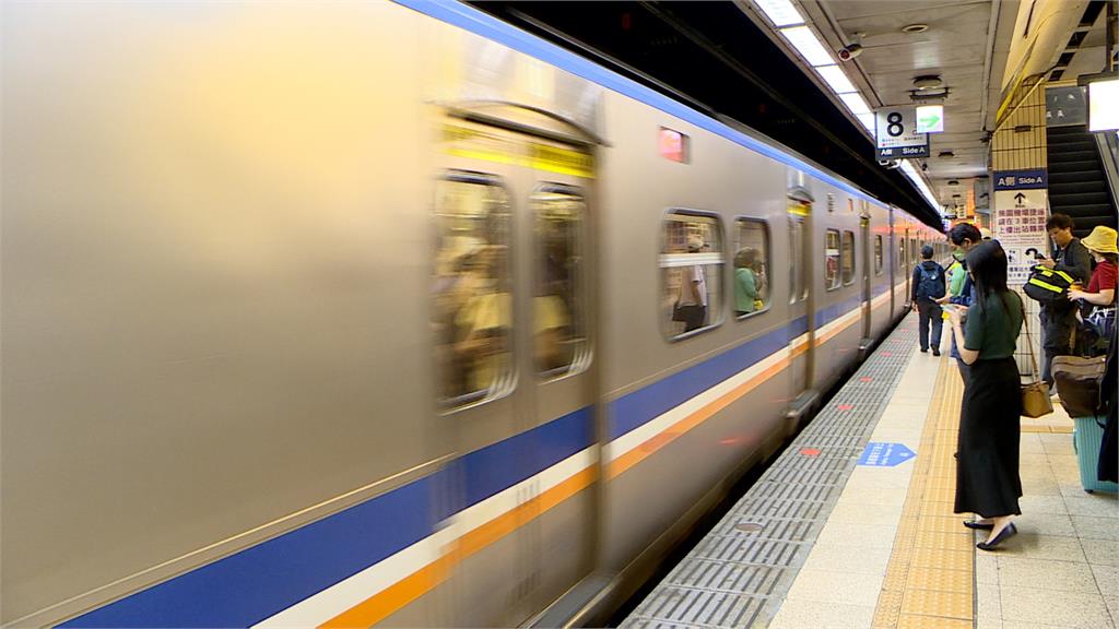 解脫了!搭大眾運輸口罩解禁 北車上班潮九成民眾口罩不離身
