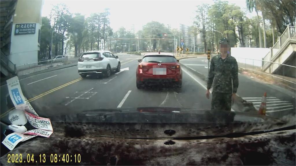 疑似現役軍人硬切進車道　害後方休旅車來不及煞撞上！