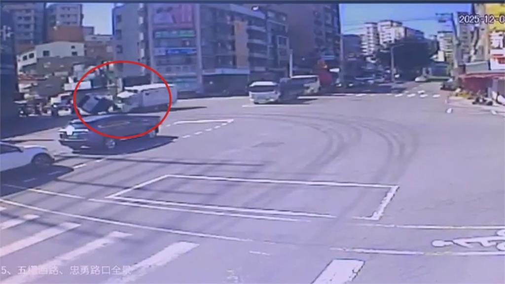 台中鳴笛救護車遭貨車猛撞"慘翻車" 波及待轉騎士