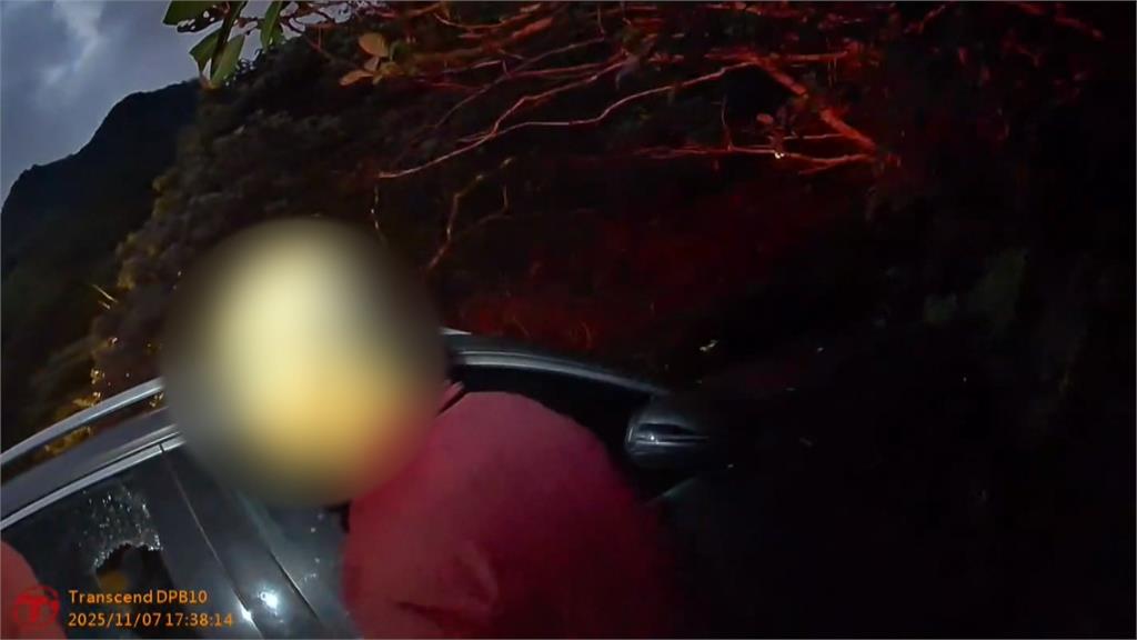 宜蘭五峰旗風景區「孩童受困車內」　警趕往救人遇「猴」擋路