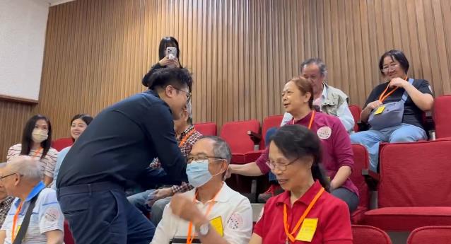 快新聞／不只推薦副手人選！王世堅又出「助選大招」拉抬沈伯洋　驚喜畫面曝光
