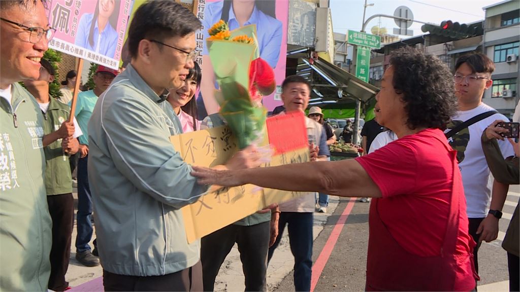 賴瑞隆衝刺！率綠營高雄隊站路口　支持者熱情送花打氣