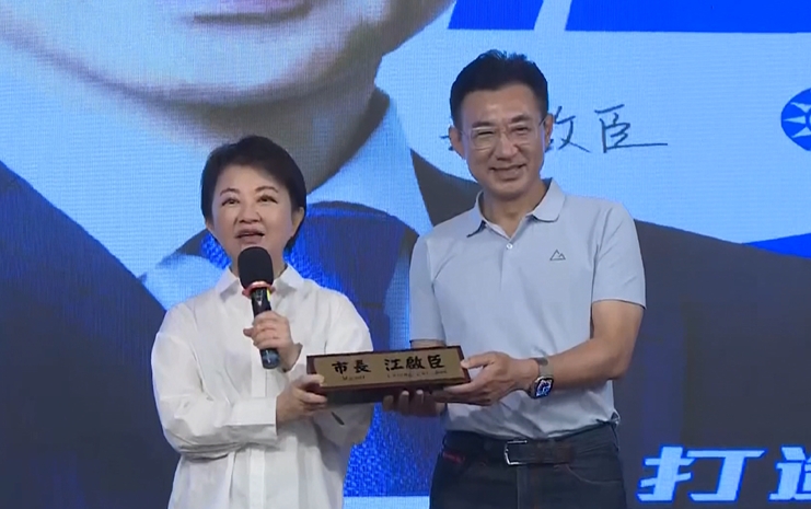 盧秀燕做市長桌牌送江啟臣　何欣純跑就博會端政策牛肉