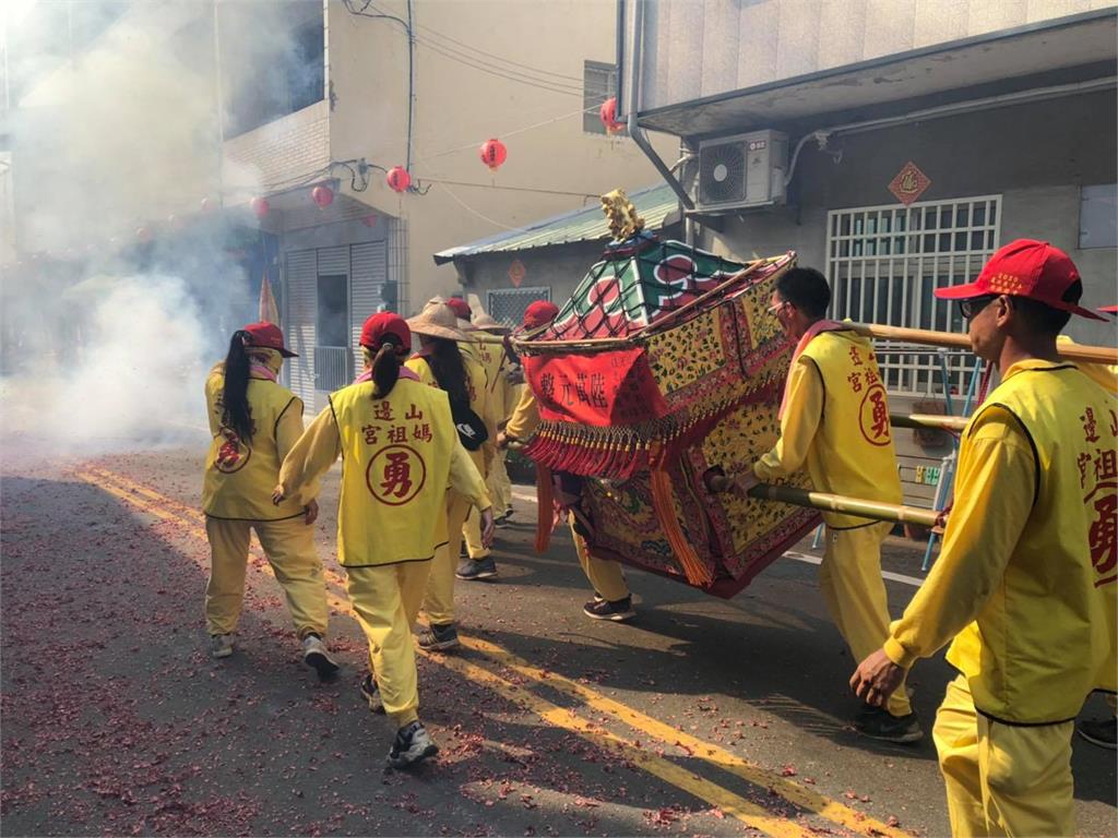 白沙屯進香「轎班背心」暗藏玄機!內行解密「勇」字衣…網秒懂:意義太棒了
