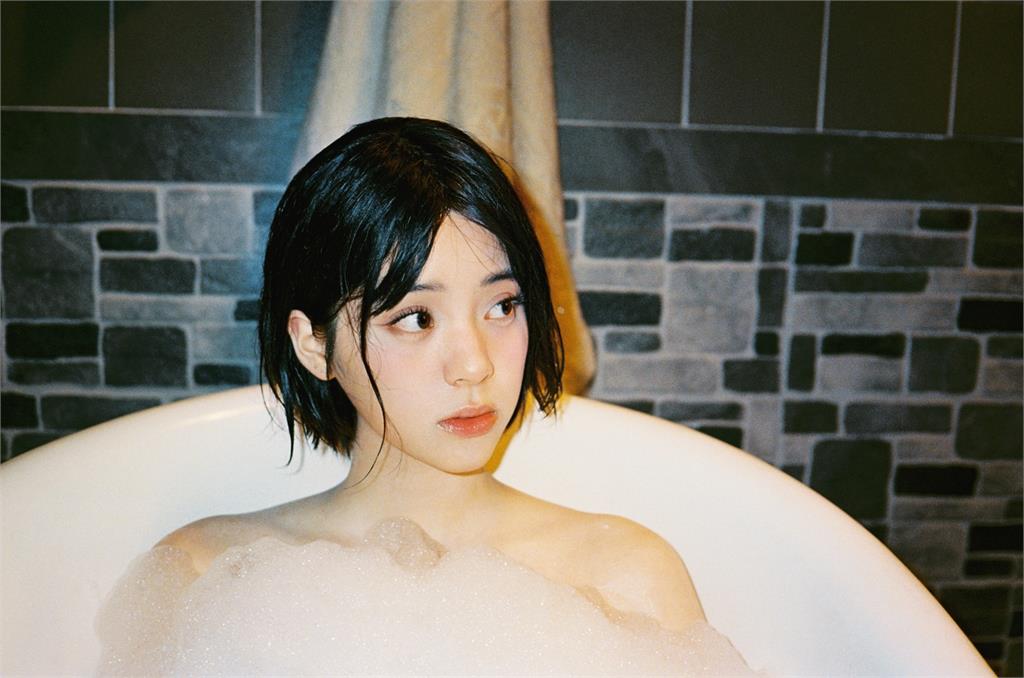 歐陽娜娜新作太犧牲?破尺度上空入浴「泡泡全失蹤」粉摀臉:這能看嗎?