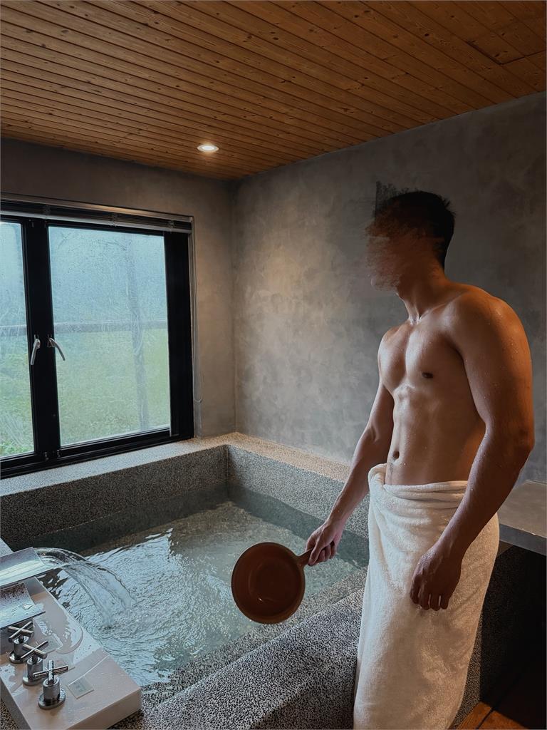 33歲黃小愛「脫離母單」溫泉激吻男友!霸氣放話:把情侶放閃的事全做