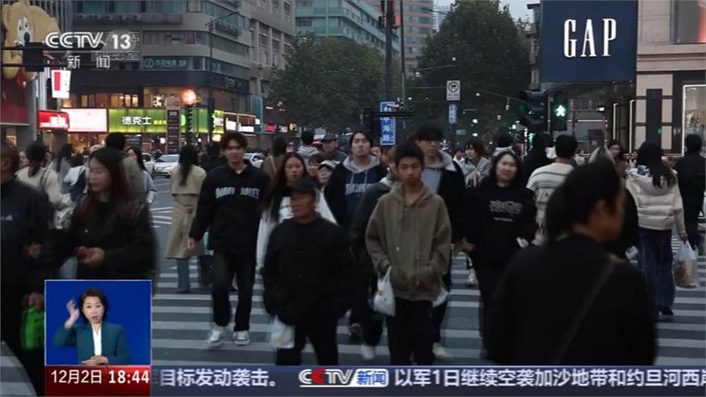 交通安全日宣導 中國多地行人仍用手機不看路