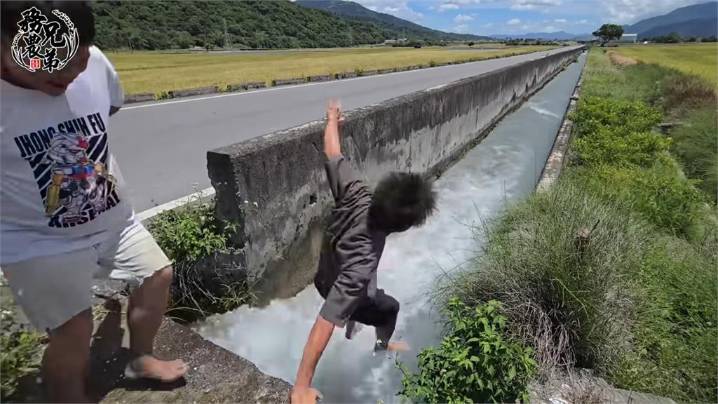 挖洞給老闆跳?開怪手「挖土坑吊烤三層肉」 小農巧手變出美味脆皮燒肉