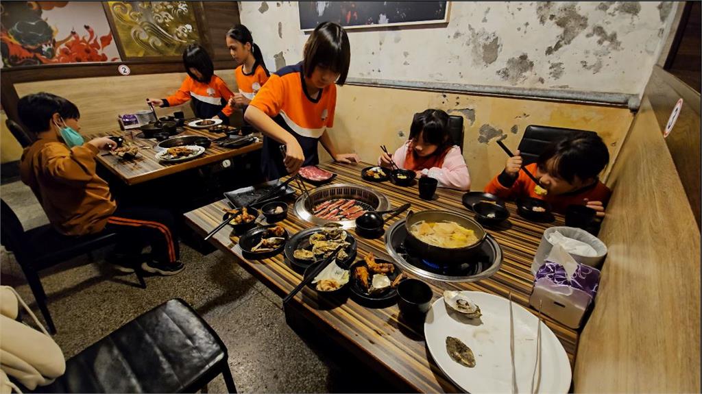花蓮餐廳老闆年終送暖　宴請偏鄉50名學童吃火烤大餐