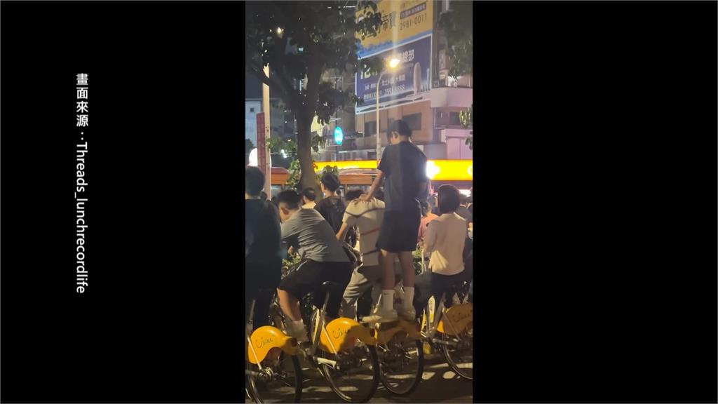 大象來了！民眾擠爆士林亂象多　踩踏花圃﹑疏散動線亂