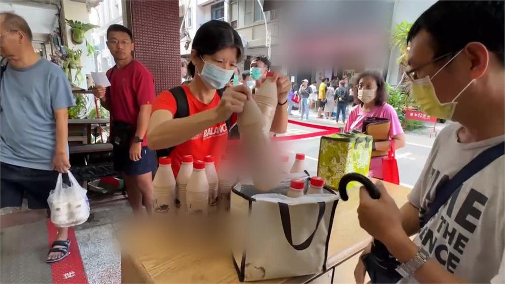 歡慶43週年！　高雄知名奶茶買１送１　民眾頂豔陽排隊搶購「買好買滿」