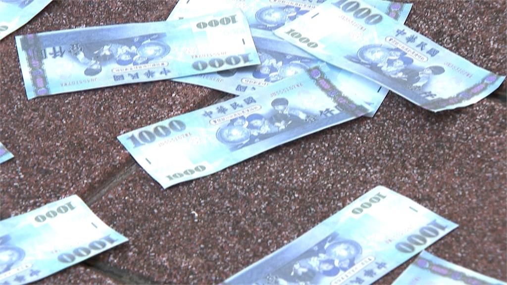 詐騙集團車手面交被逮　為逃逸竟鑽車陣當「散財童子」