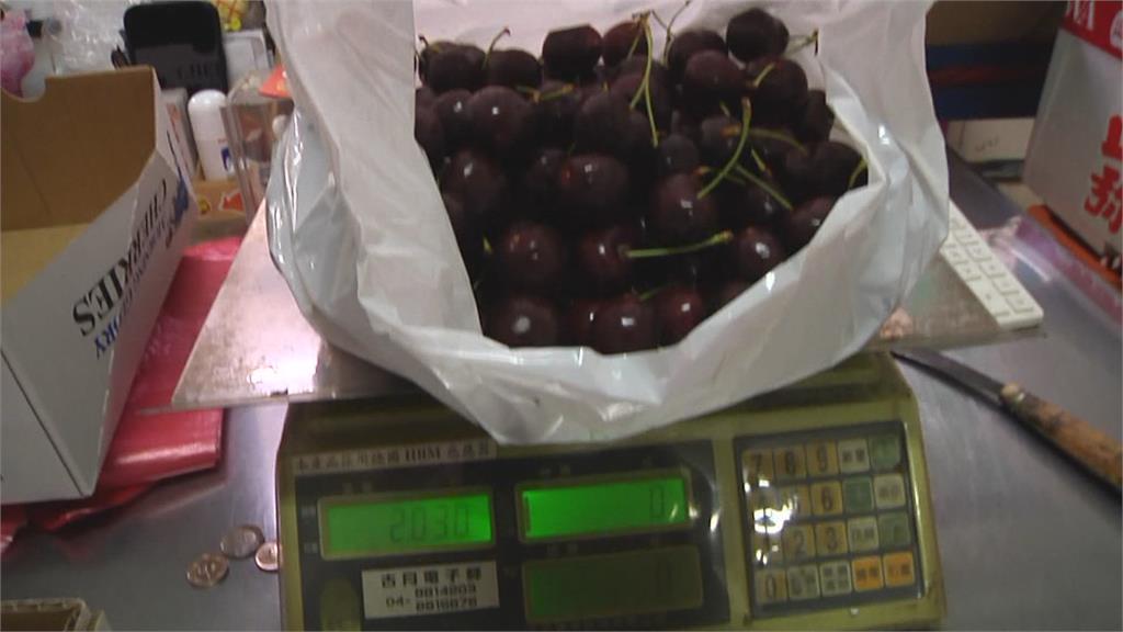 買3.5斤櫻桃紙盒佔1斤　水果商遭疑塞紙板偷斤兩