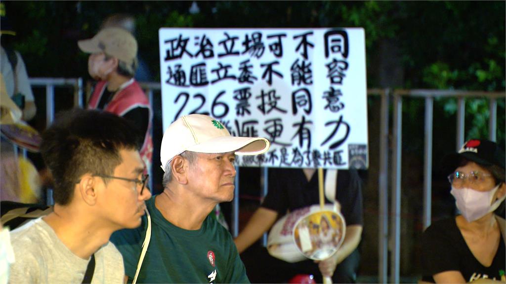 青鳥回防立法院！　台灣鷹爸怒喊：罷免是正藍軍與假藍軍的對決