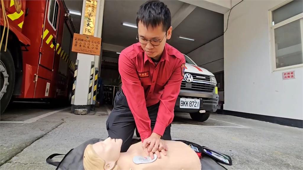 休假不忘救人使命! 消防員合作護理師羽球館搶命
