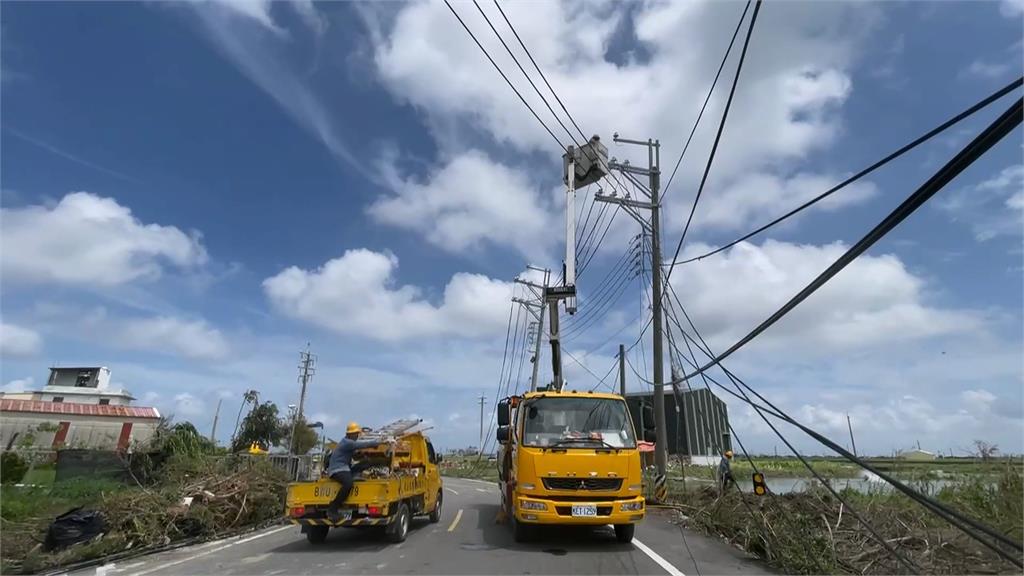 台電人員搶修受損電線桿　泡水進行作業、多日未回家　