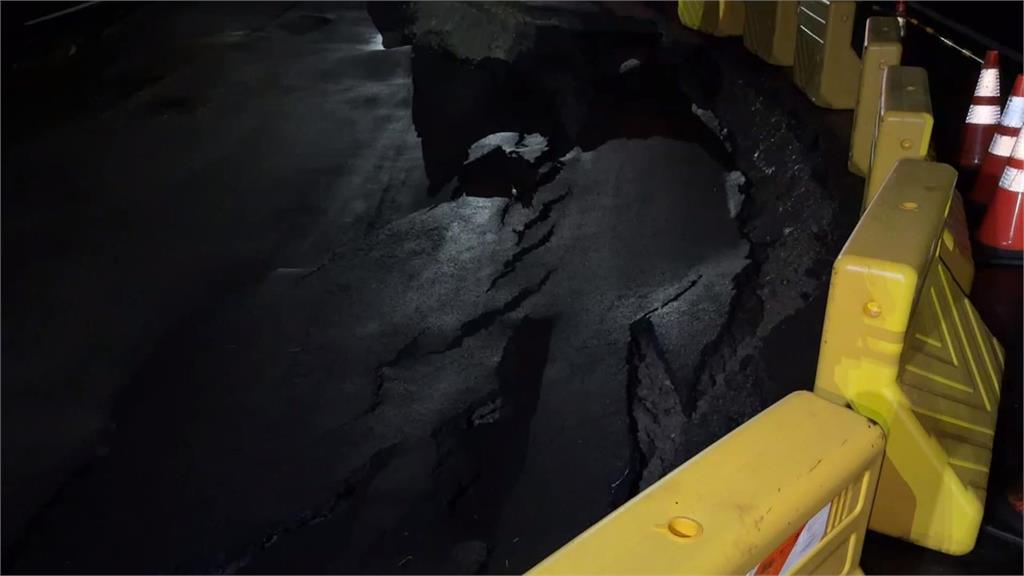 高雄連日大雨土壤流失！　燕巢往尖山道路再現天坑「封閉一半車道」