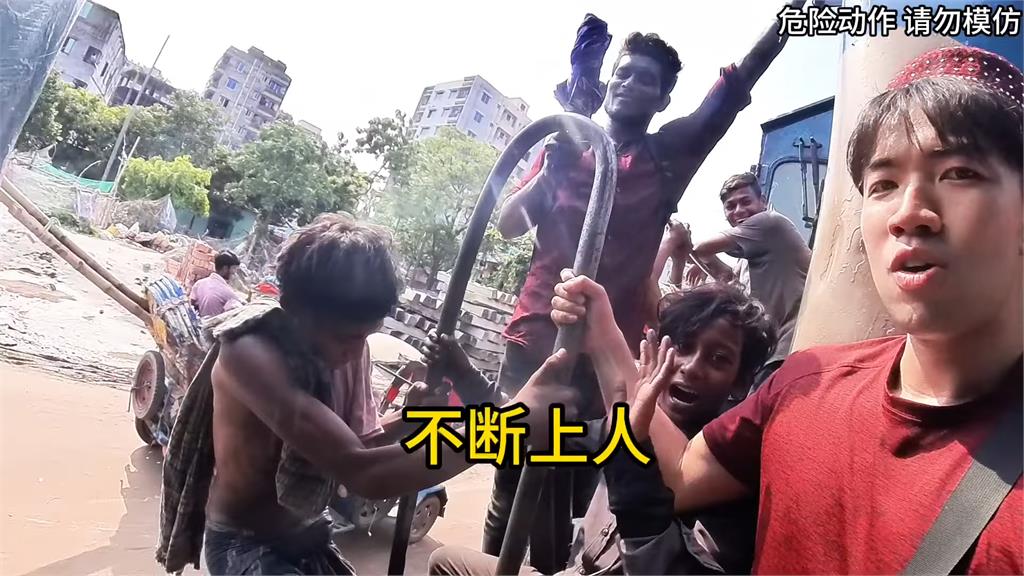 這也太刺激了!中國男體驗孟加拉超載火車 見小孩「跳車」險被嚇死