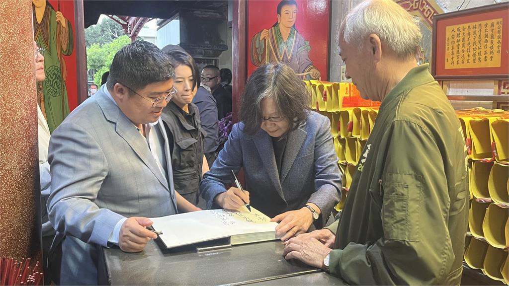 蔡英文「整頭炸出呆毛」退休參拜被抓包！69歲「私下模樣太反差」逼瘋網：笑出來