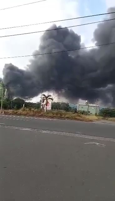 快新聞／屏南工業區冷凍公司大火「濃煙狂竄」　警消19車35人馳援灌救