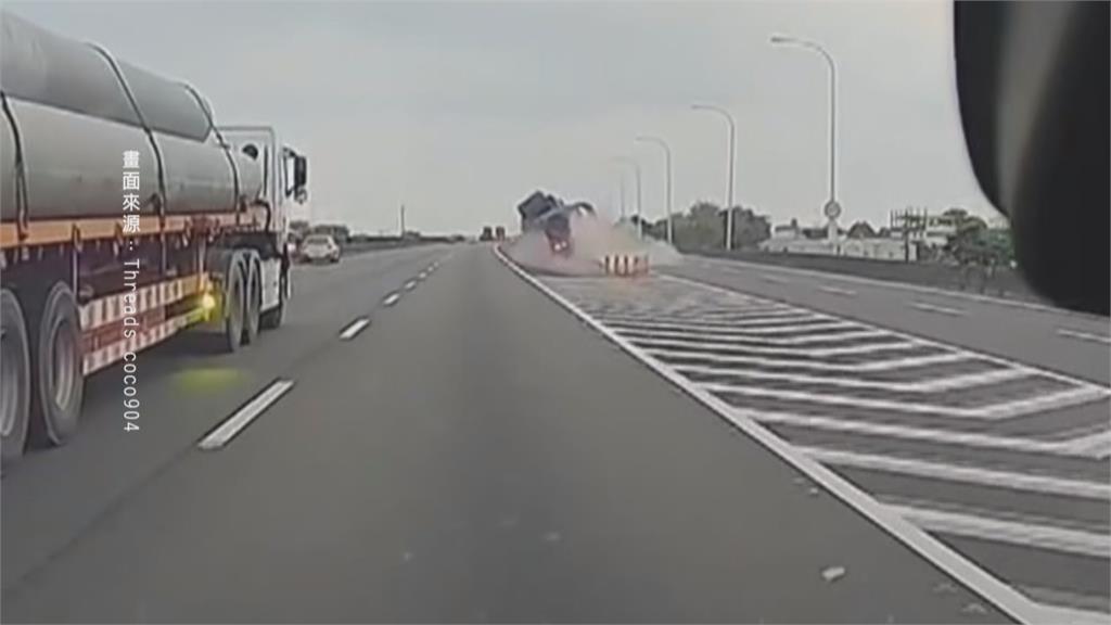 拖板車國道鬼切撞護欄！　１２捆金屬線圈掉落駕駛竟落跑