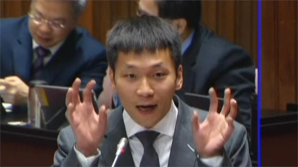 魔法部長? 李洋場邊比"謎樣手勢"助攻台灣成功抗韓