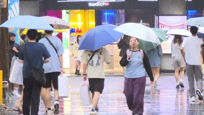 DJ　SODA來台遇颱風！　出門慘遭「震撼教育」雨傘開花超狼狽