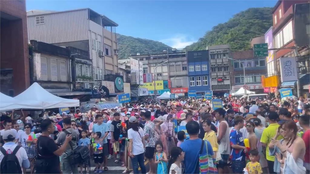 蘇澳「潑水節」封街打水仗　日本姊妹市市長一同狂歡透心涼
