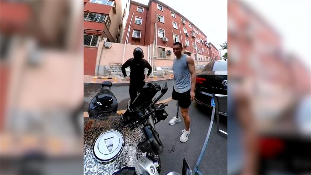 中國版《山道猴》!身障男見重機忍不住騎乘合影 嘆:玩掉一個手一個腿