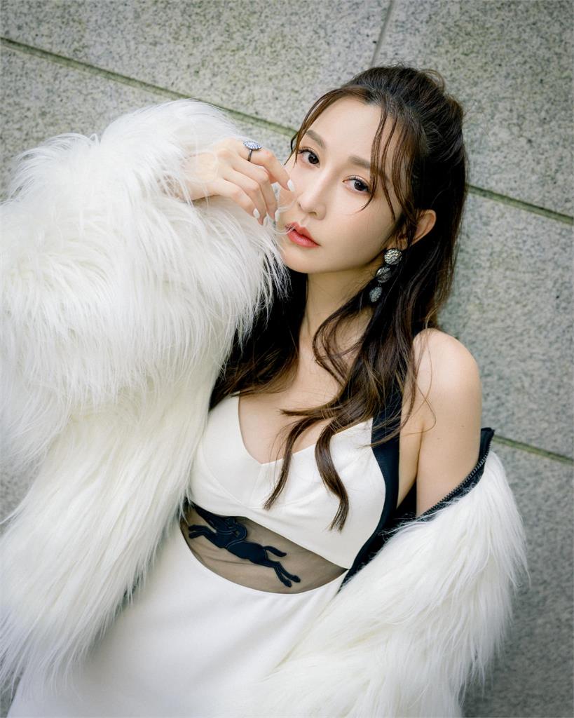 曾莞婷正面開V「撞衫舒華」!1細節「亮出巨大差距」網嚇傻:真的不一樣