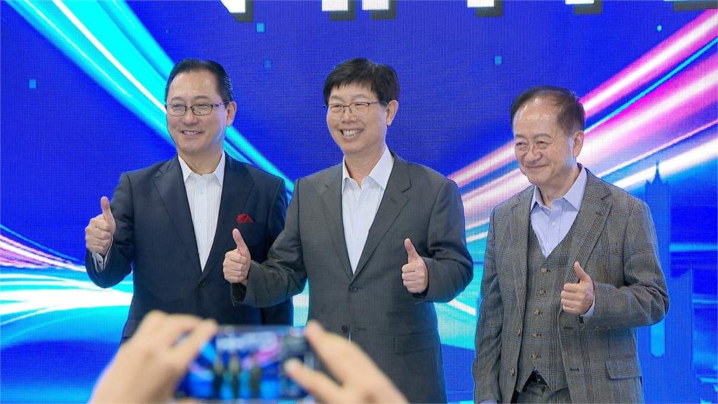 黃仁勳與劉揚偉搭電動車登台　鴻海與輝達將合建AI工廠