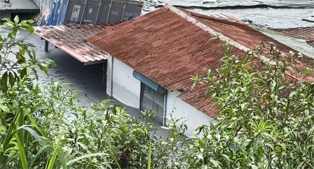 馬太鞍溪堰塞湖大水堤防缺口溢流 災區驚現可疑人士偷漂流木