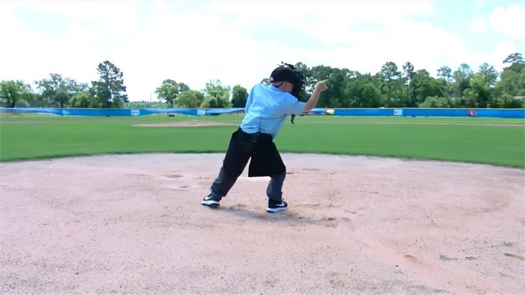 從小熟讀棒球規則！　7歲棒球小裁判執法展現專業度