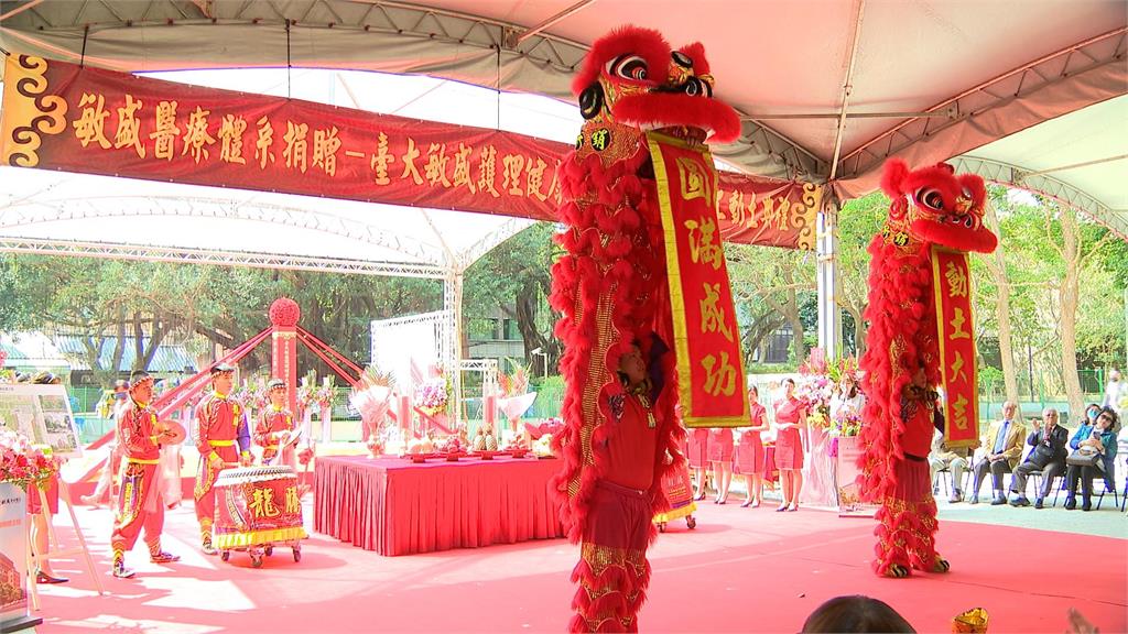 捐資興建台大敏盛護理大樓 楊敏盛偕妻出席慶祝