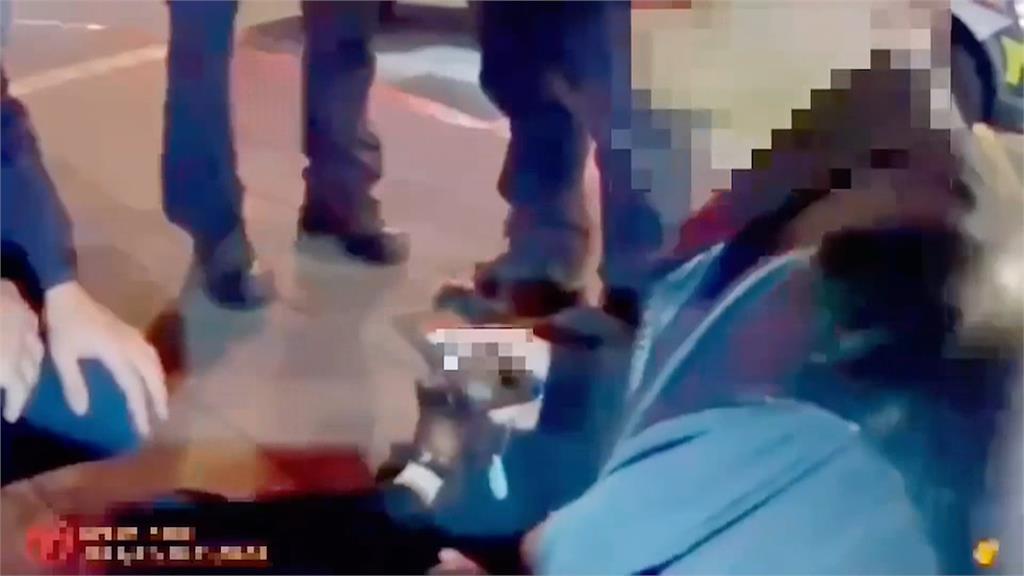好大的起床氣!路倒被警叫醒 醉漢沿路踹倒6機車洩憤