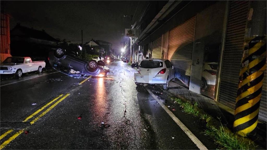 苗栗2起驚悚車禍! 兩車碰撞險犁田 駕駛恍神自撞「烏龜翻」