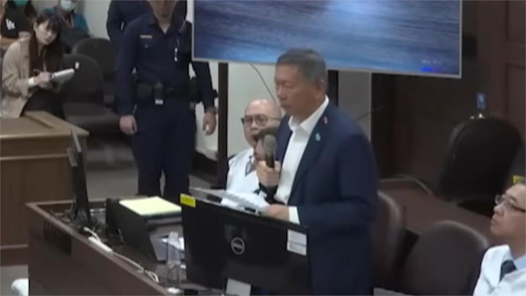 柯稱「沒傭人」陳佩琪跪著擦地板　網酸：為何不買掃地機器人