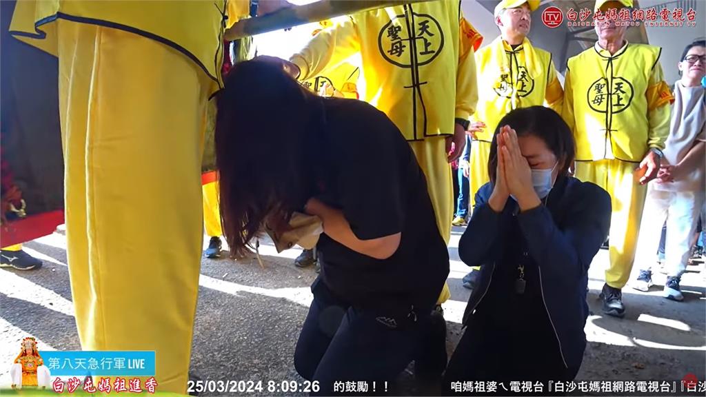 媽祖慈悲!白沙屯鑾轎「90度大轉彎」2女信眾跪地大哭…網淚:聞聲救苦