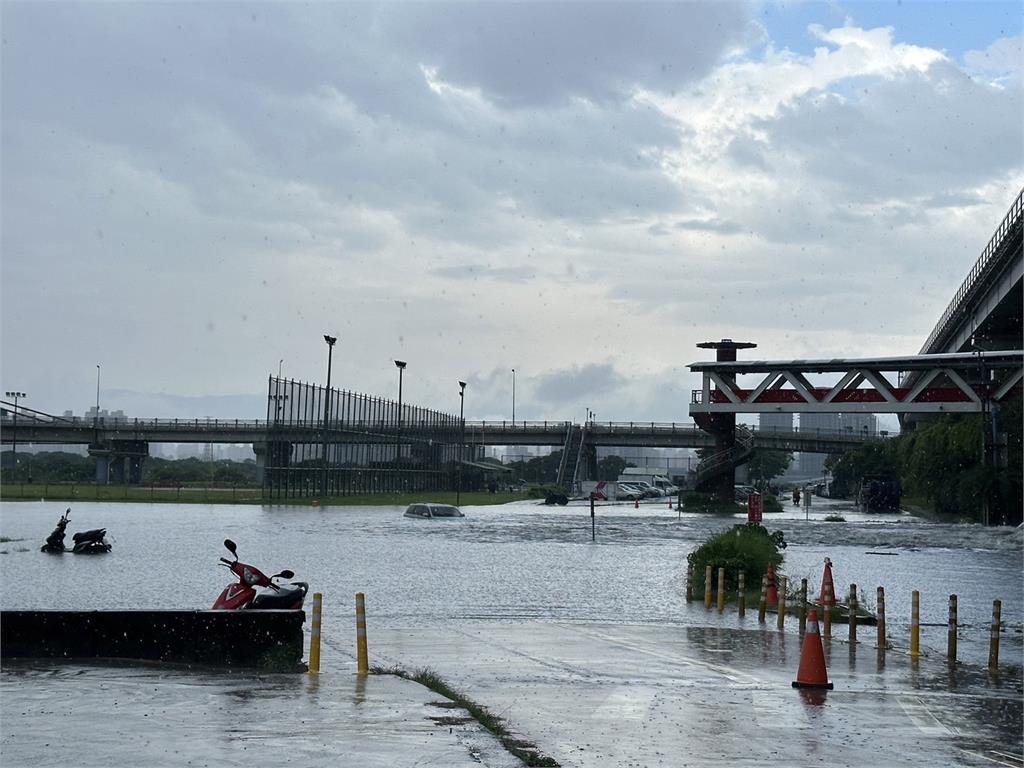 快新聞／午後雷雨炸新北　板橋江子翠橫移門「自小客車被淹沒」畫面曝