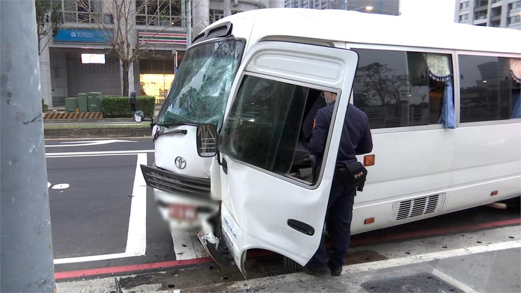 新北小巴事故頻傳 自撞號誌桿車頭凹陷、駕駛喝酒被抓