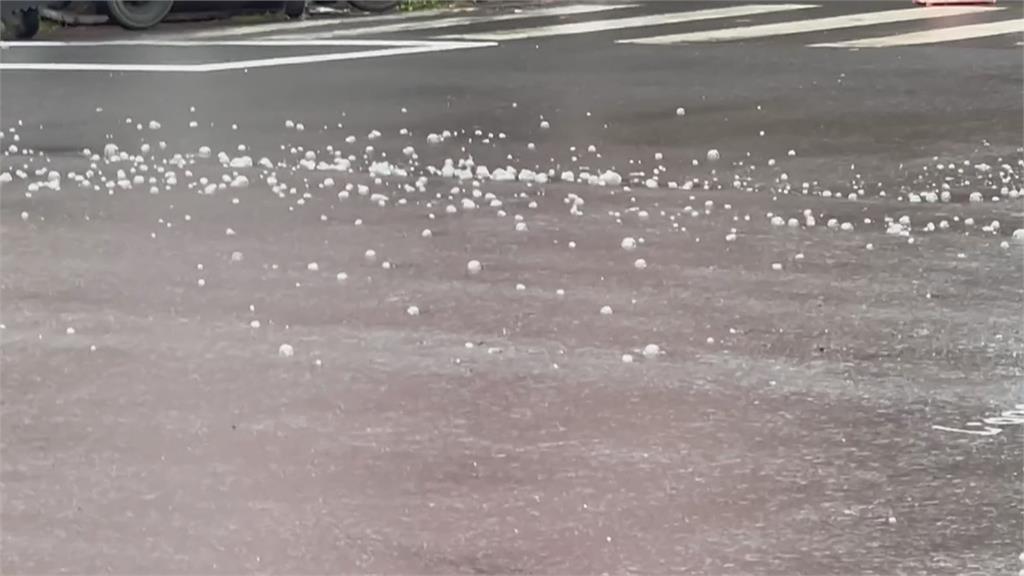 悟空的觔斗雲掉了? 高雄路邊水溝冒出大量泡沫