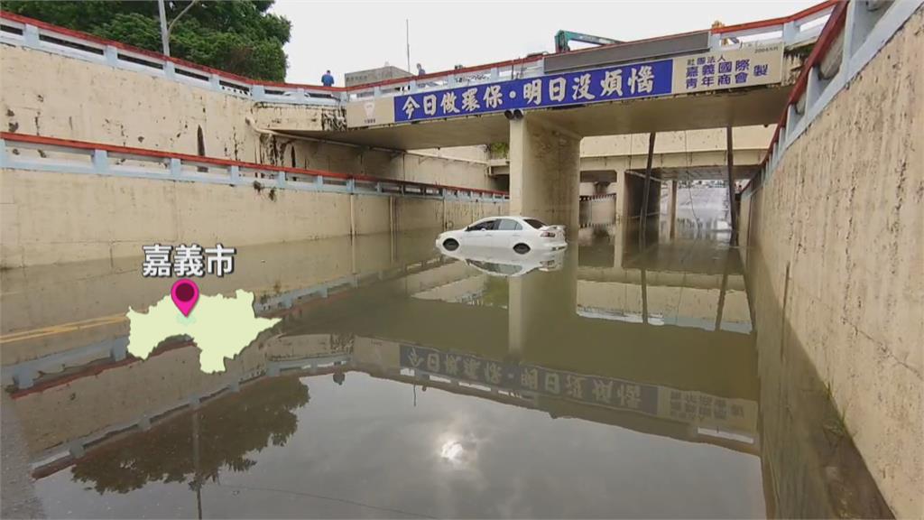 復康巴士行經頭前溪便橋... 溪水暴漲車受困 台南警消緊急救援