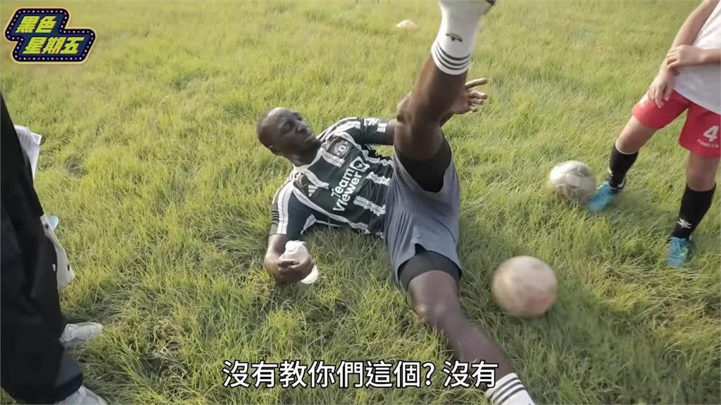 教台灣孩子踢足球！非洲黑人靠傳授獨家動作　竟意外擄獲小朋友的心