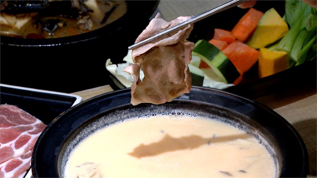 加入蛤蜊增鮮爆炒　燒酒雞變石頭火鍋