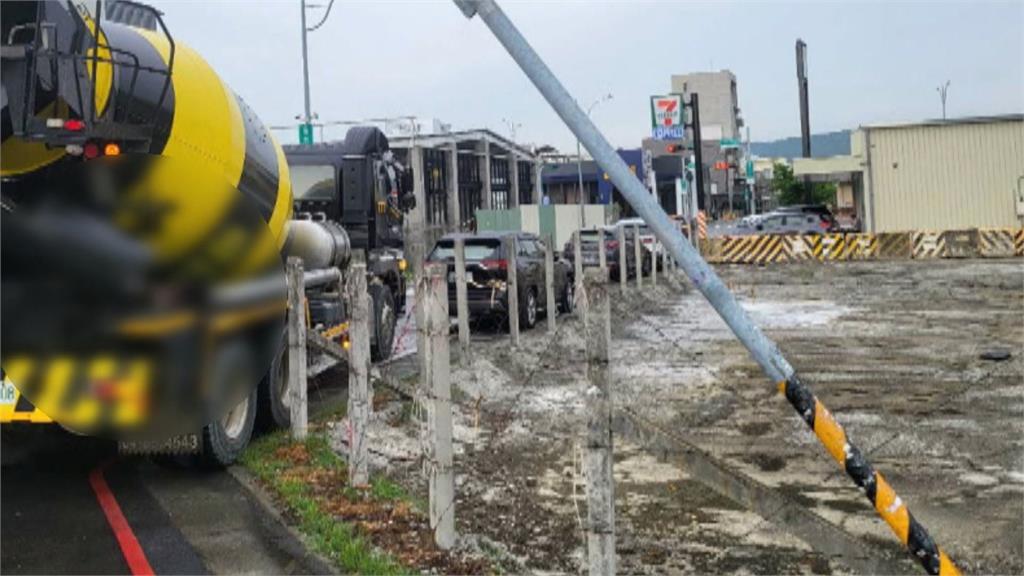 混凝土車轉彎不慎毀損路牌 網友笑稱:快龍經過彰化嗎?
