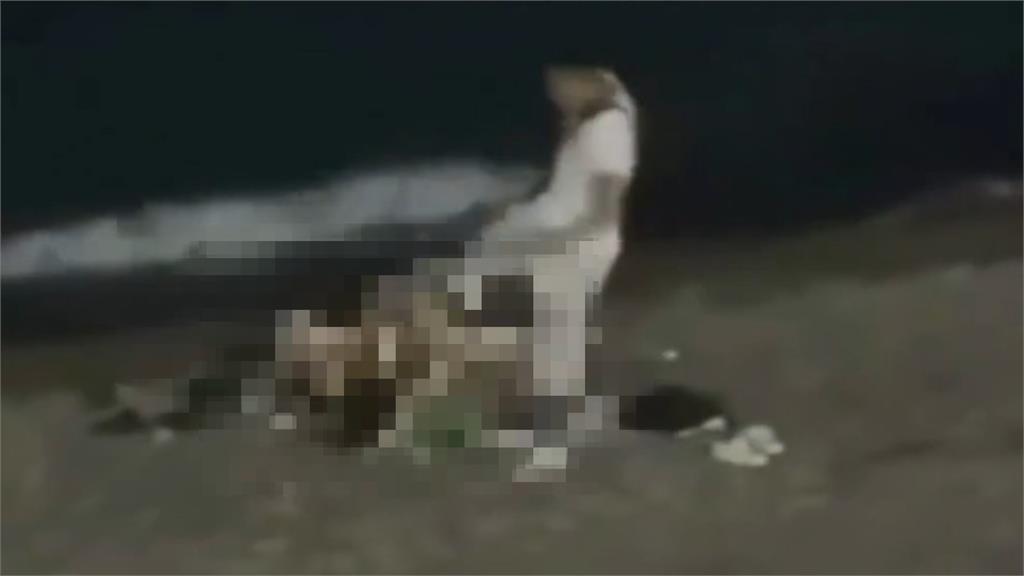 情侶躺海灘野戰！親熱一半「遭路人踹停」男友不爽嗆聲「超慘下場」曝光