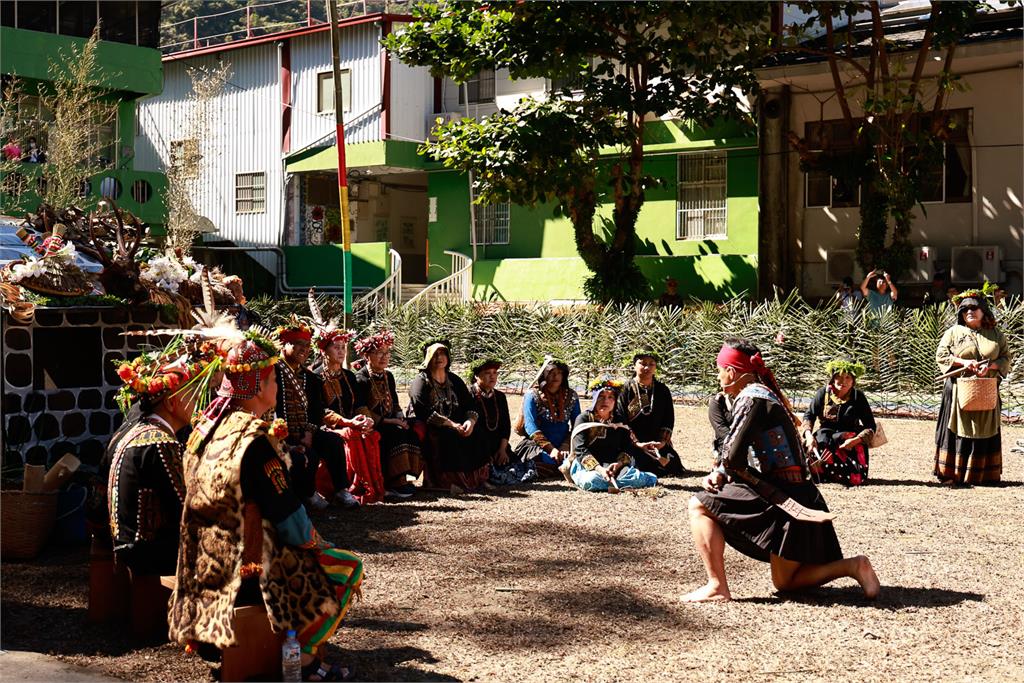 「多納黑米季」盛大登場祭典線上看全程直播 青年會領聖火開道族人齊聚慶豐收