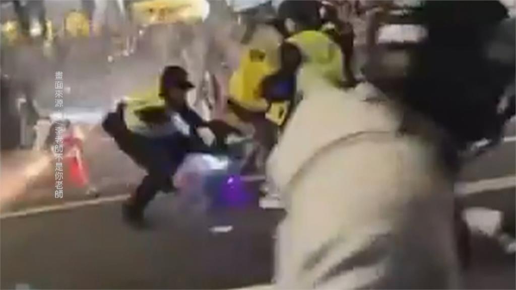 平行時空?中國民眾公安乾瞪眼 跨年夜嗨放煙火熱鬧一下被駕走