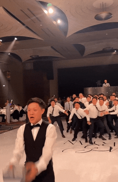 婚禮不丟捧花改丟「限量寶可夢卡牌禮盒」！全場男賓「暴衝瘋搶」畫面曝光